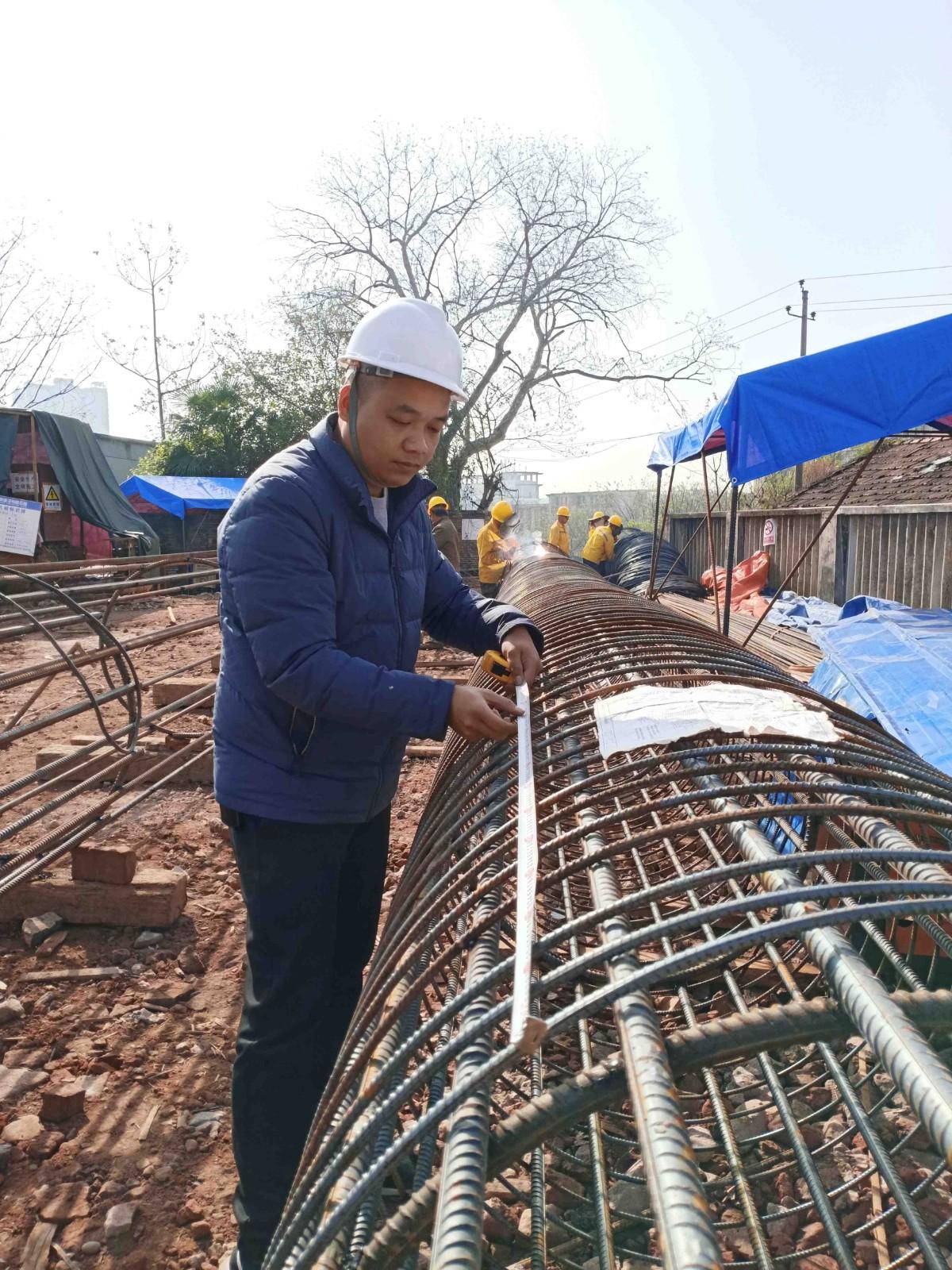 馮建華在測量鋼筋籠箍筋間距_副本.jpg